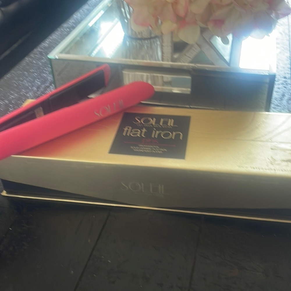 Soleil flat iron pink